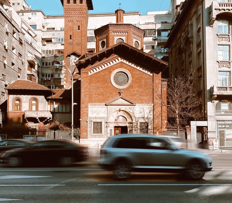 cars-in-motion-on-the-street-in-the-middle-of-the-2026-01-05-00-26-35-utc